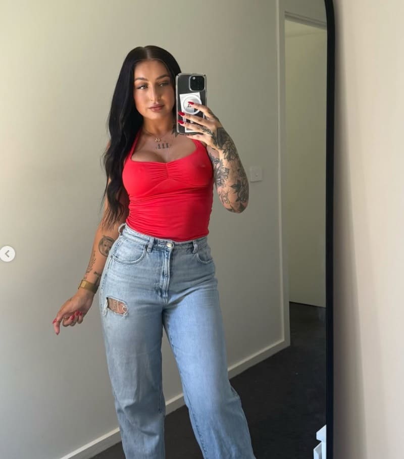 Babe in strakke rode top