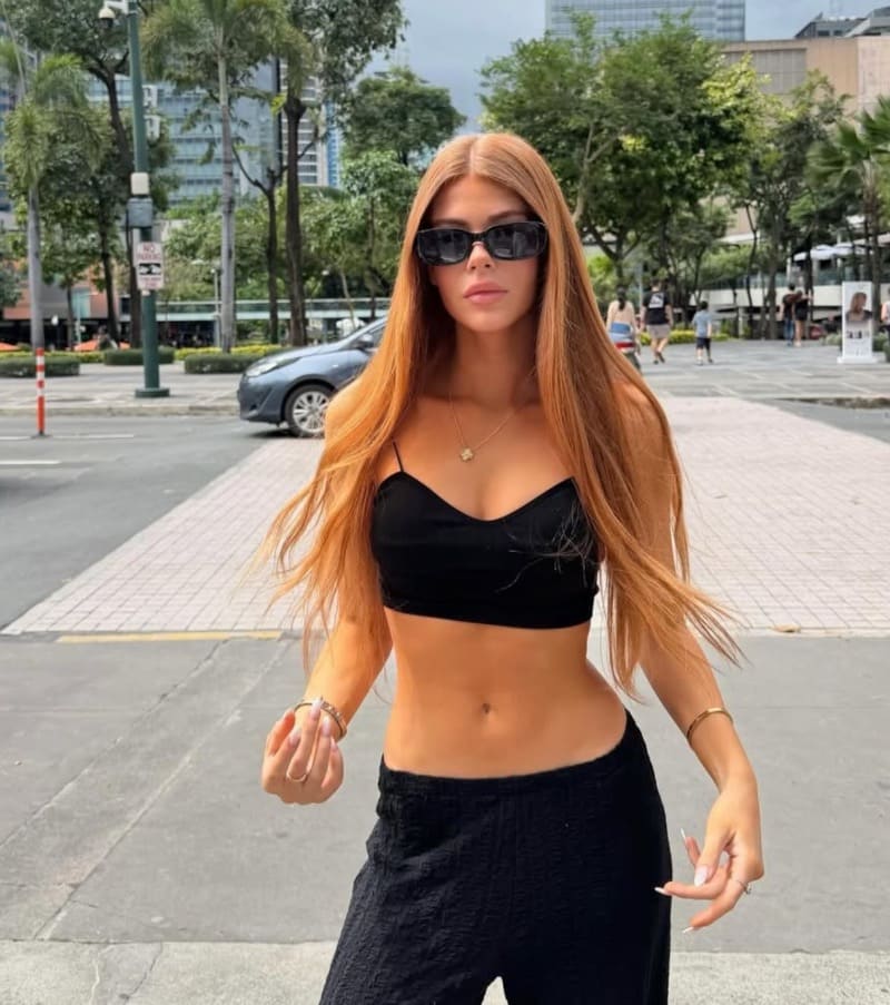 Francesca in strak zwart topje