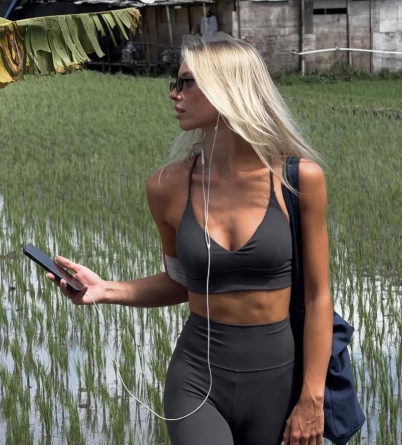 Babe in strakke fitness outfit