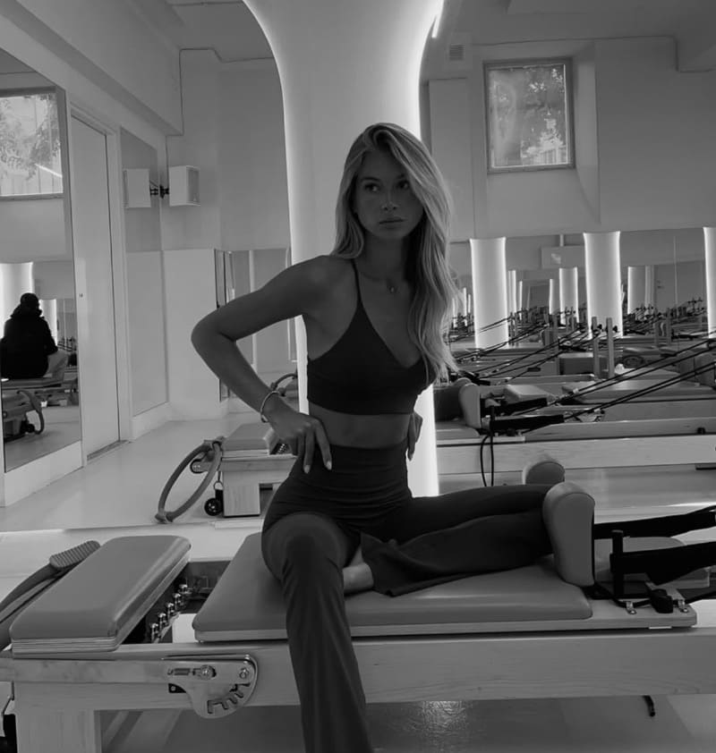 Sexy dame in sport outfit