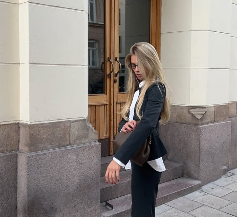 Knappe dame in strakke outfit