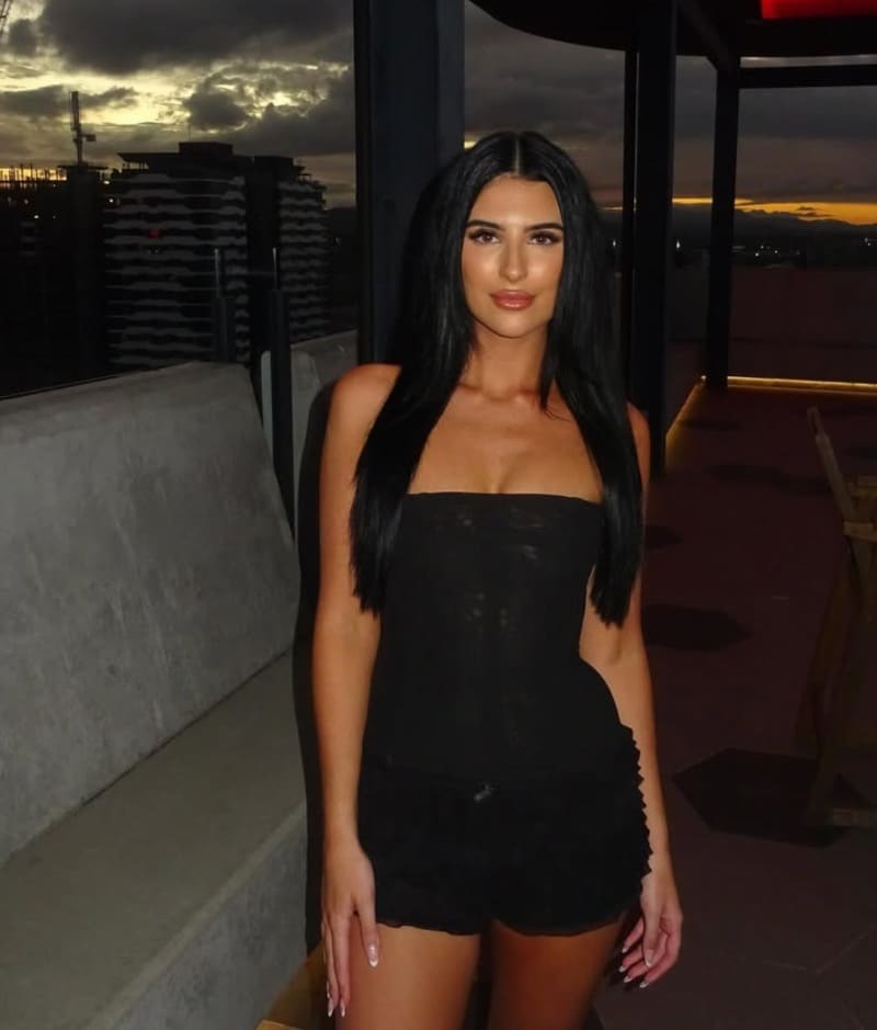 Keeley in strakke zwarte jurk