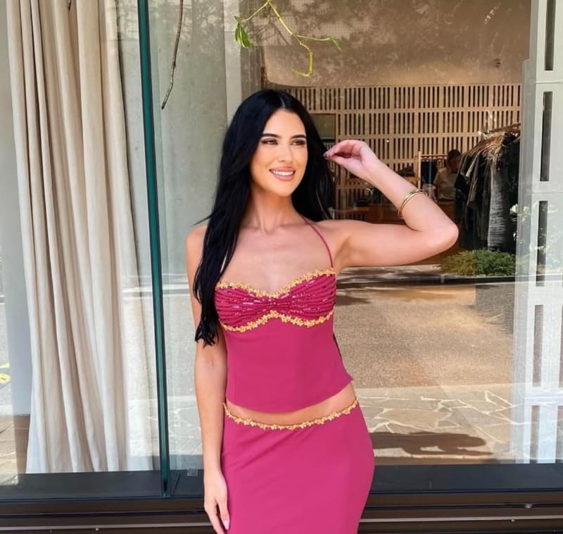 Keeley in sexy roze outfit