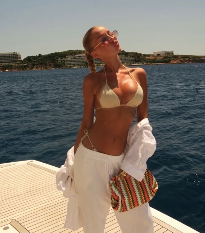 Lekker ding in bikini met dikke tieten