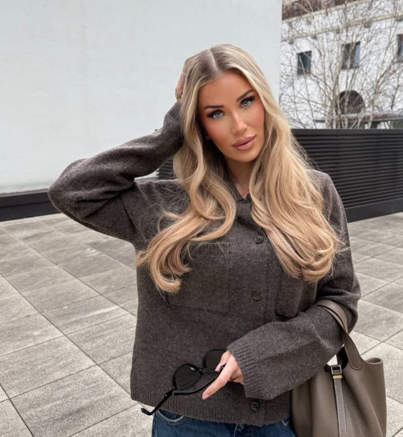 Sexy dame in grijs topje