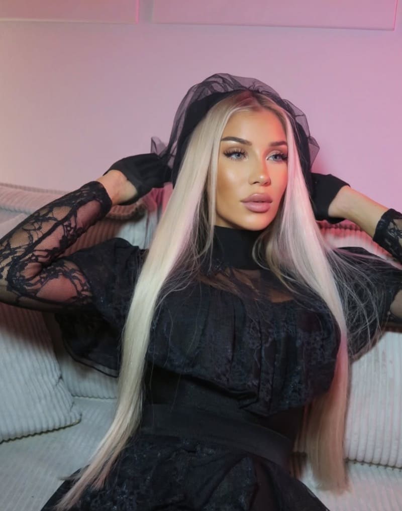 Babe in zwarte outfit