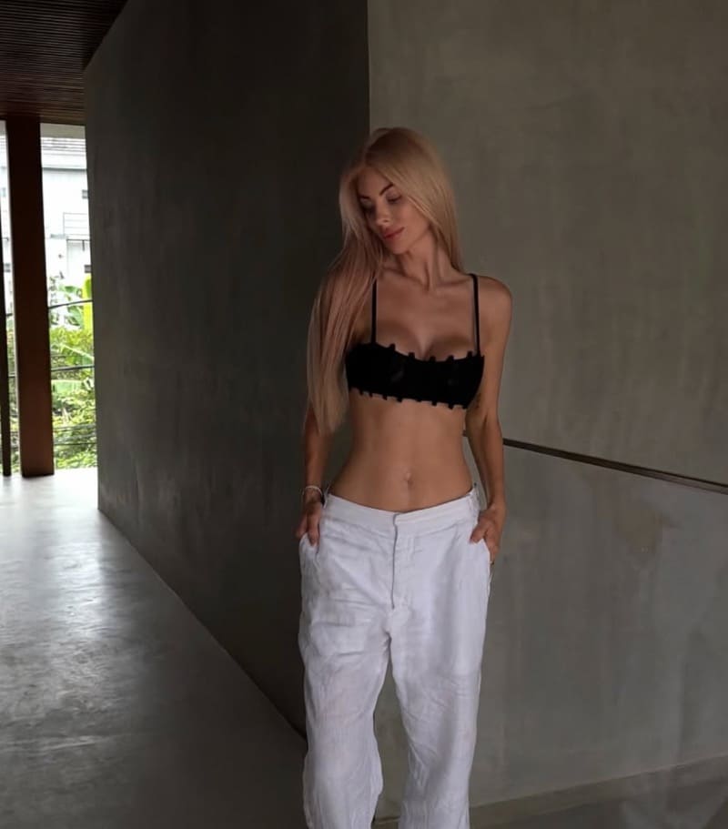 Sexy dame met een witte broek