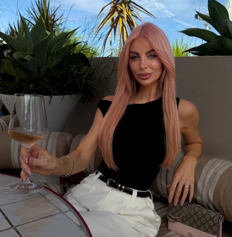 Babe in sexy jeans en zwart topje