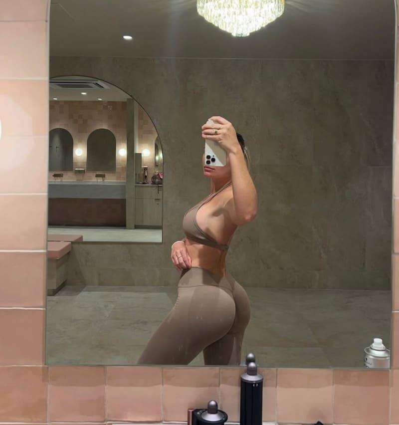 Lili in sexy beige sport kleding