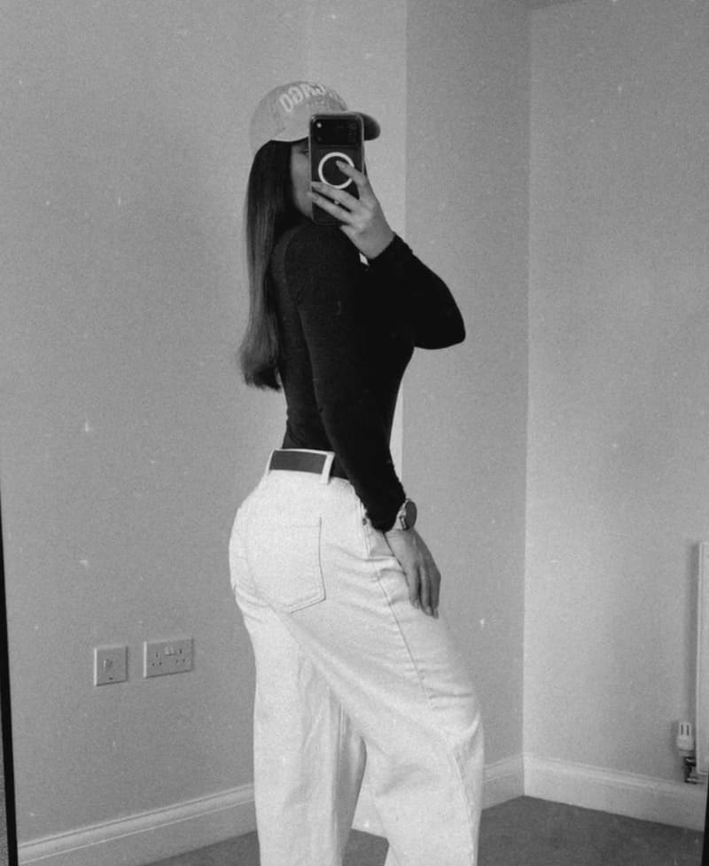 Hete brunette in witte borke