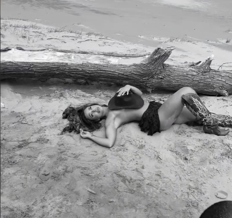 Babe op strand in bikini