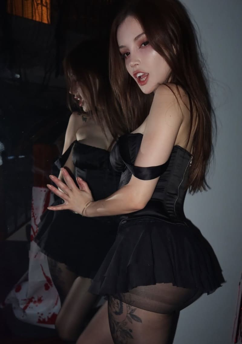 Dainty in mini jurkje als vampier