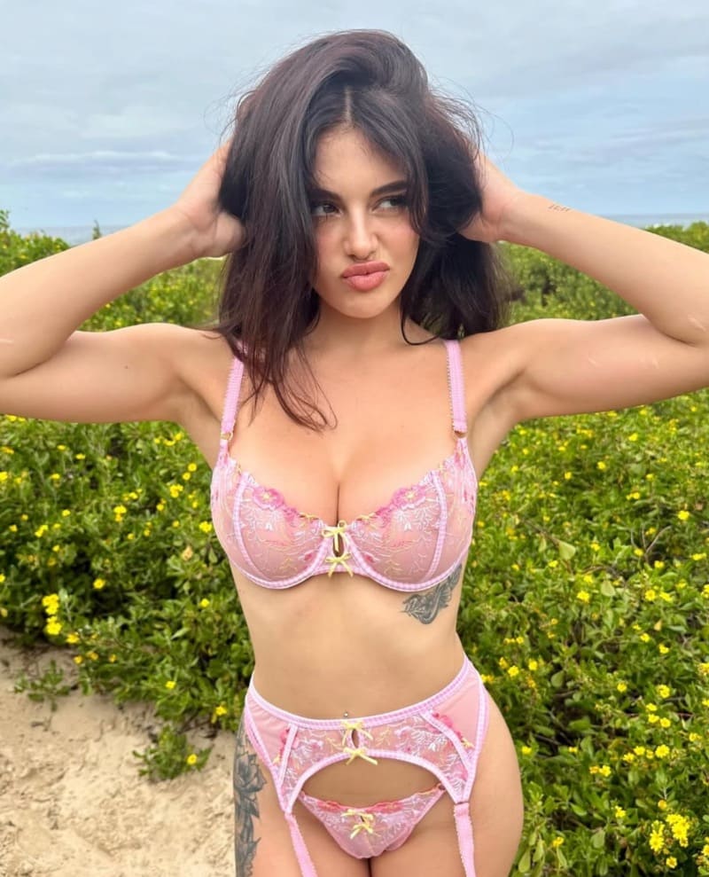 Emily in sexy roze lingerie