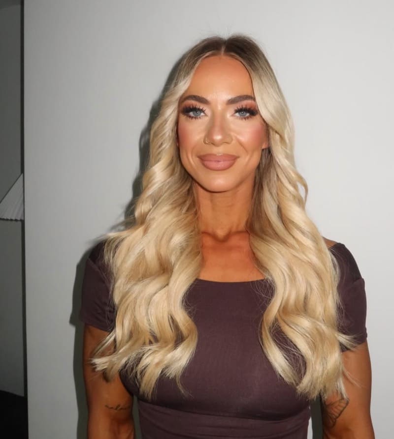 Sexy blondine in bruin topje