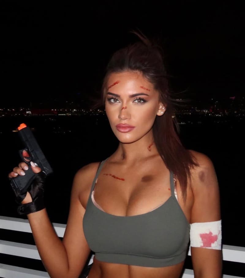 Glorie in Lara croft outfit