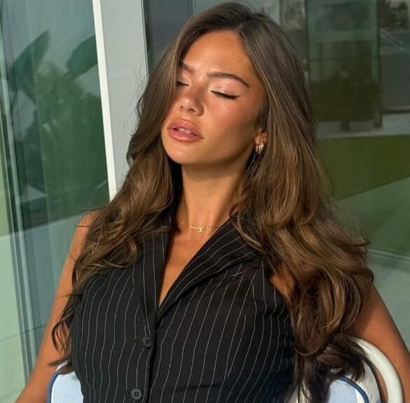 Georgie in sexy zwart topje