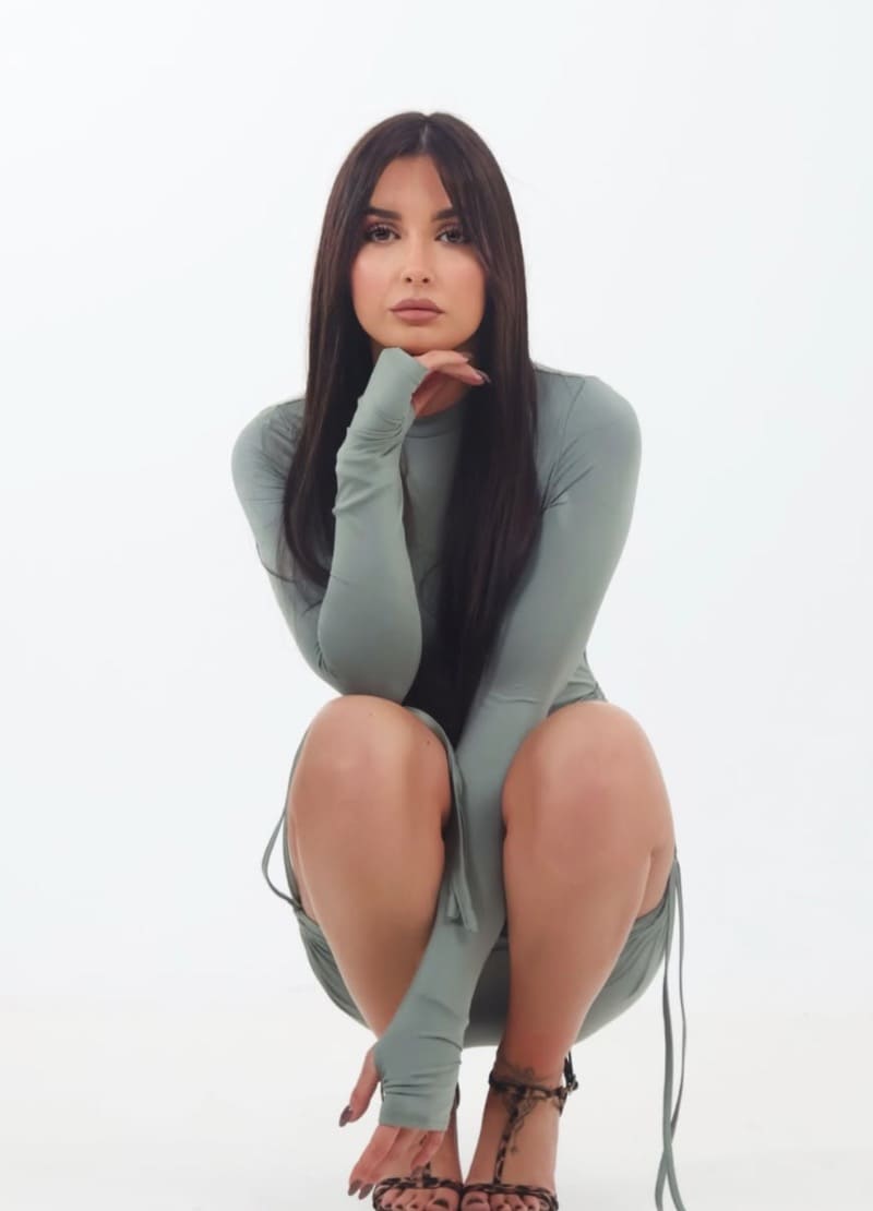 Giorgia in coole grijze outfit