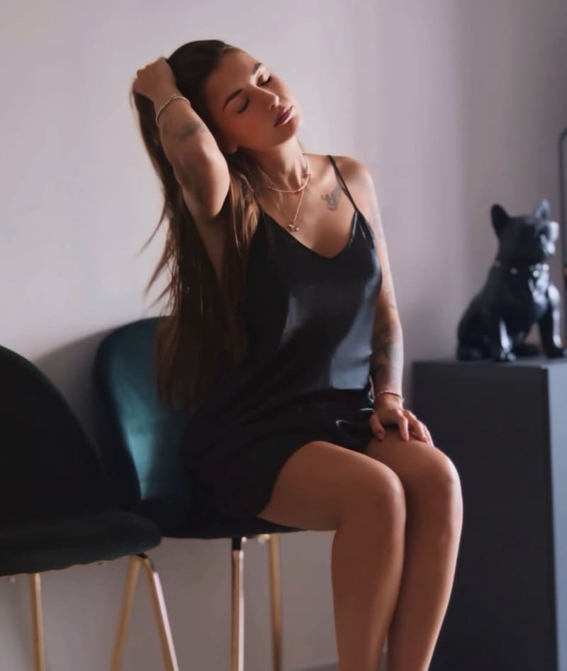 Giorgia in strakke jurk