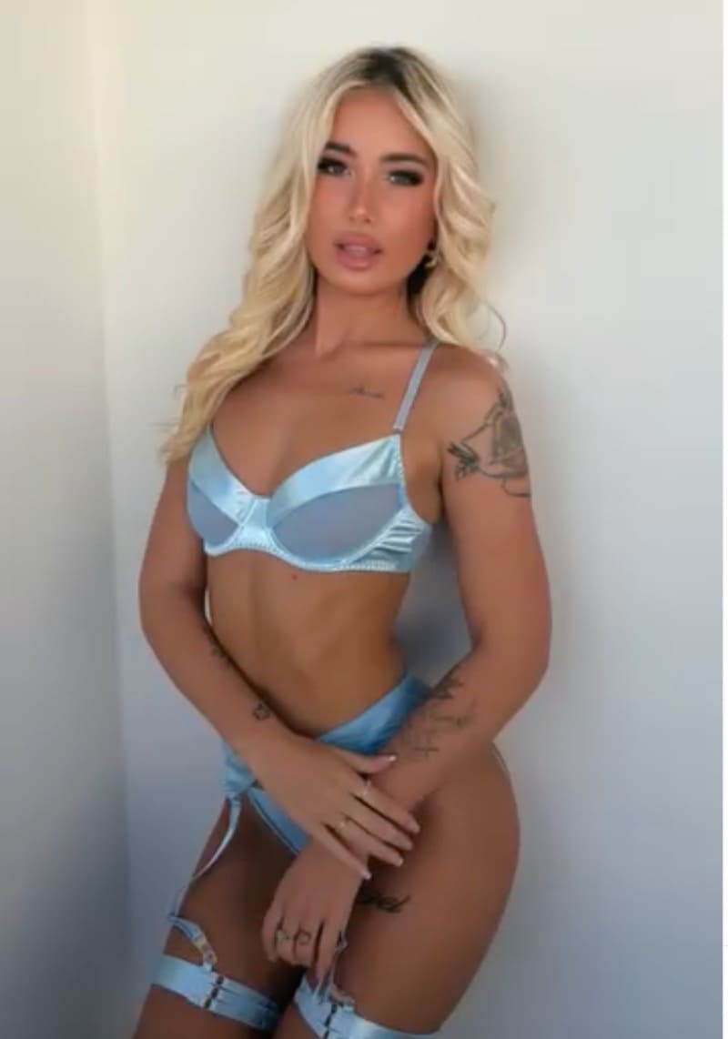 Veronica in blauwe lingerie