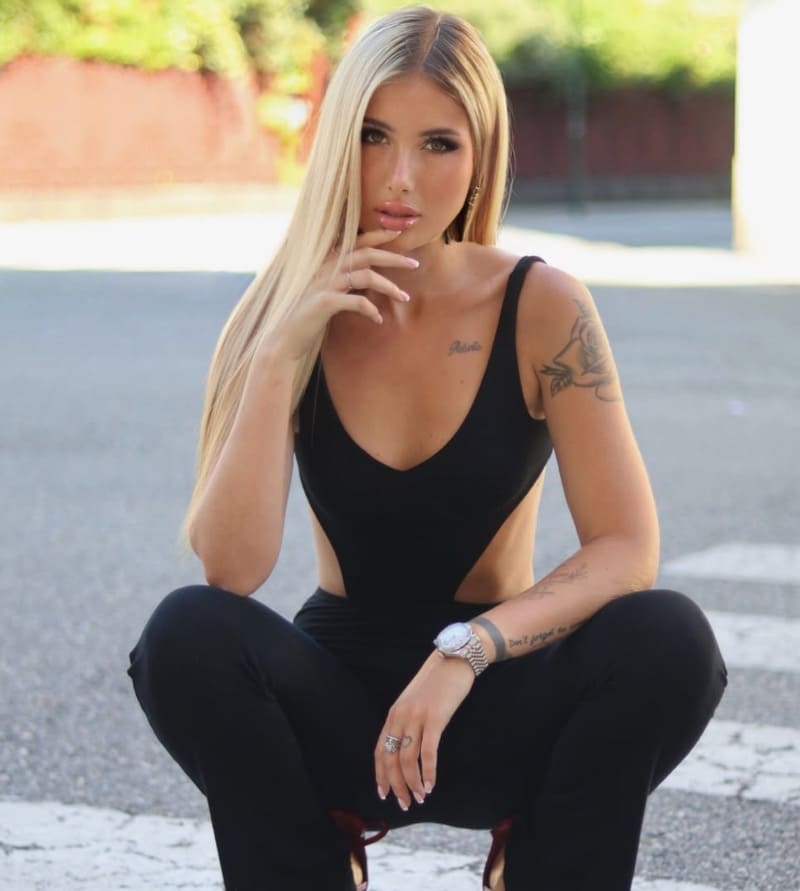 Veronica in sexy zwart topje