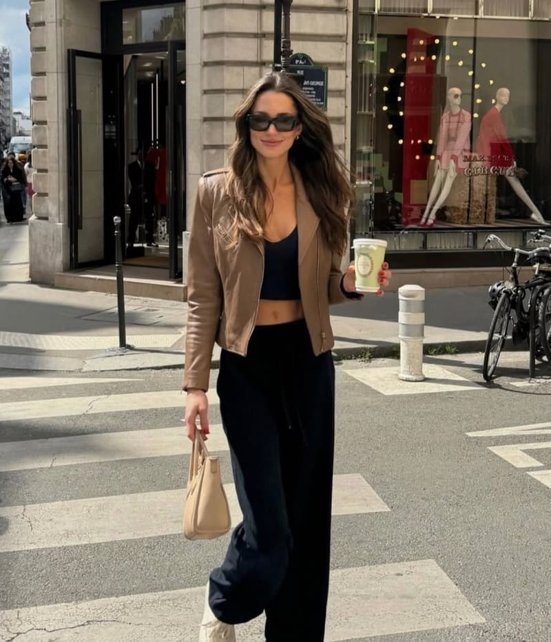 Mollie in zwarte outfit