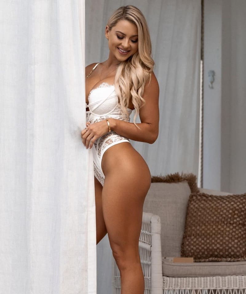 Babe in mini witte lingerie