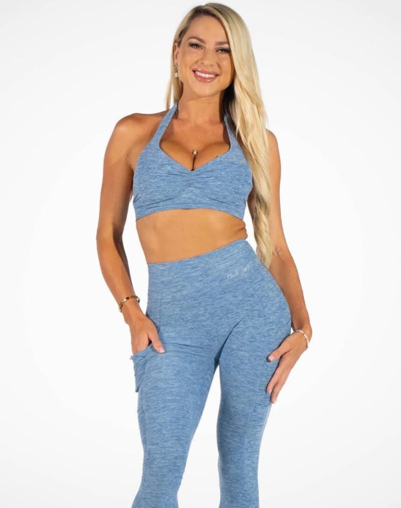 Sexy model in blauwe outfit