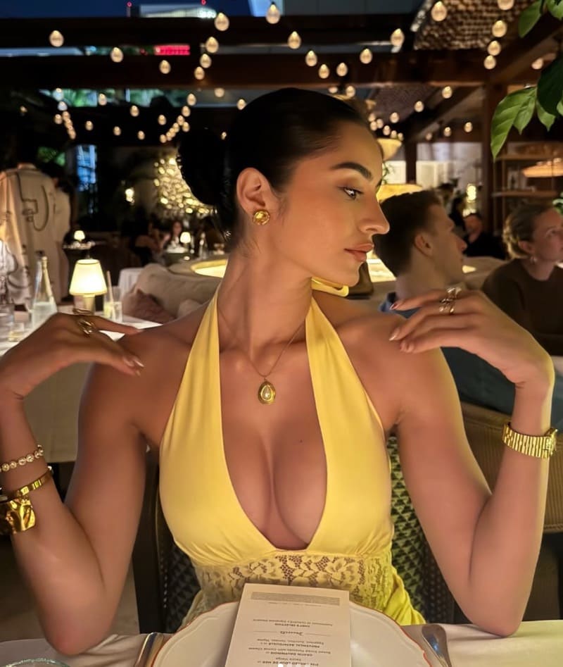 Sexy model in geel topje