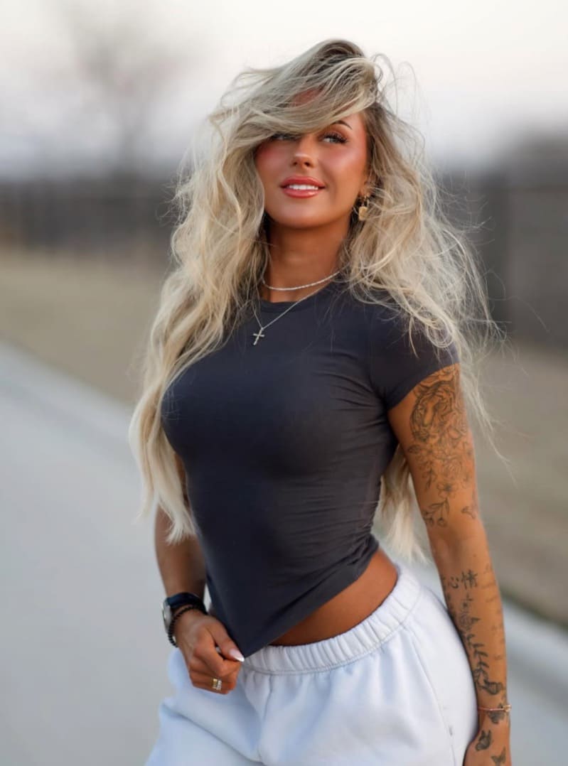 Babe in mini grijs topje