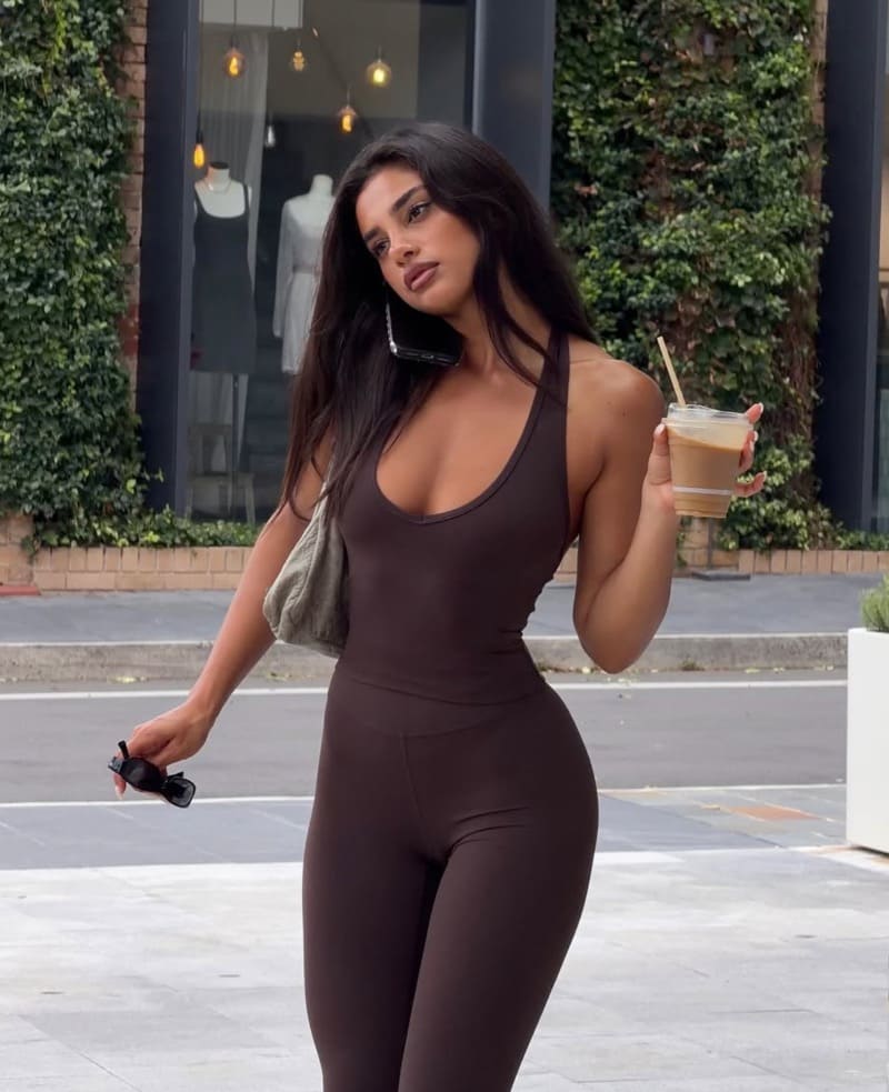 Jessica in sexy bruine strakke outfit