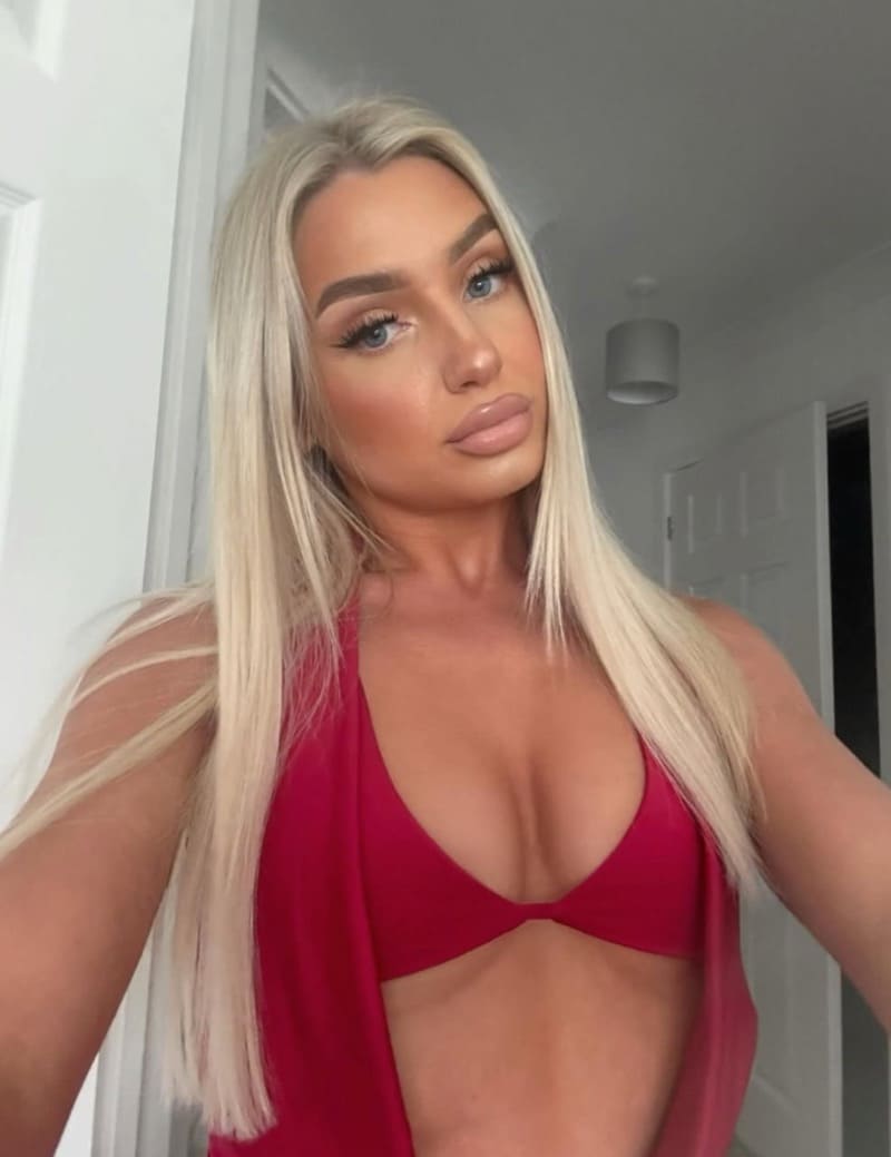 Hete blondine met dikke tieten