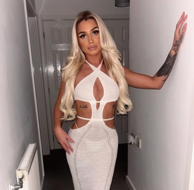 Lekker ding in witte jurk.