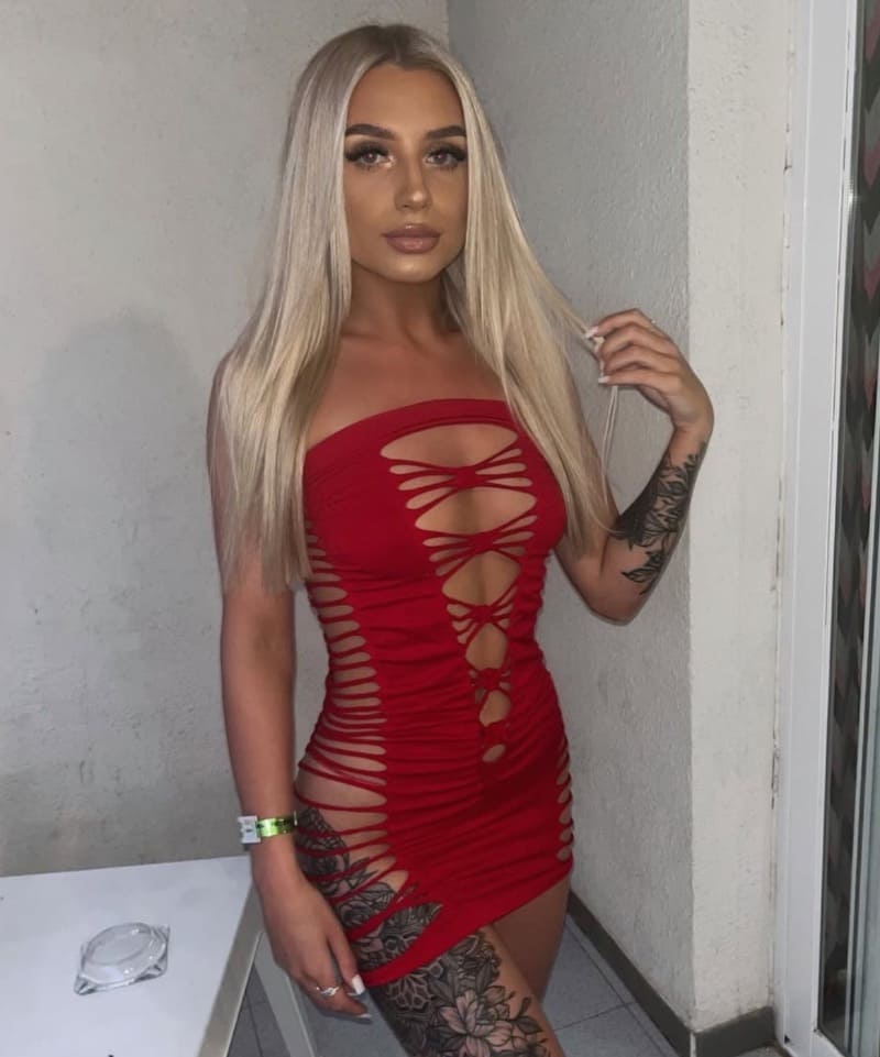 Paige in strakke rode jurk