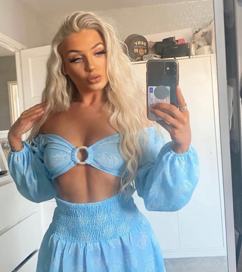 sexy model in blauwe jurk