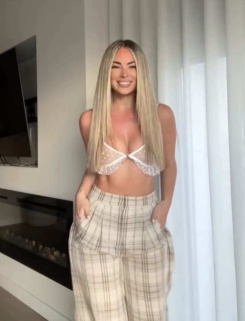 Babe in witte lingerie