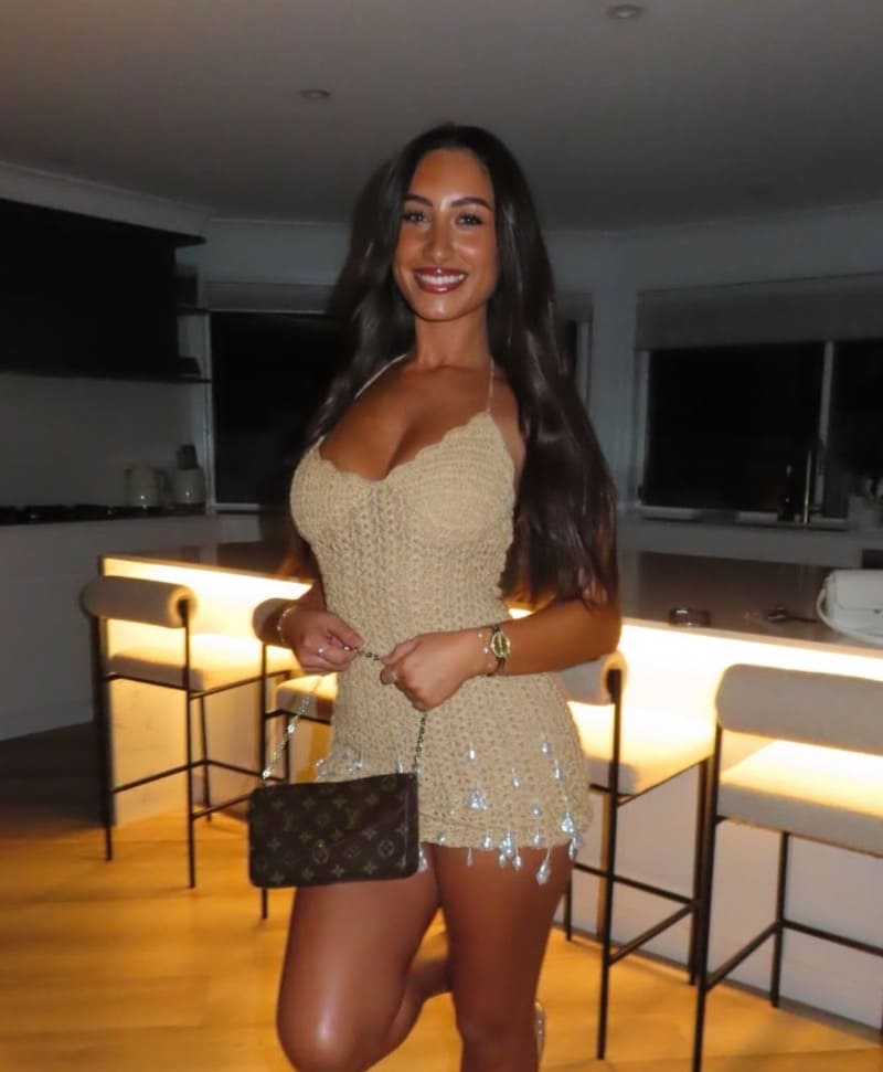 Shakiah in korte jurk