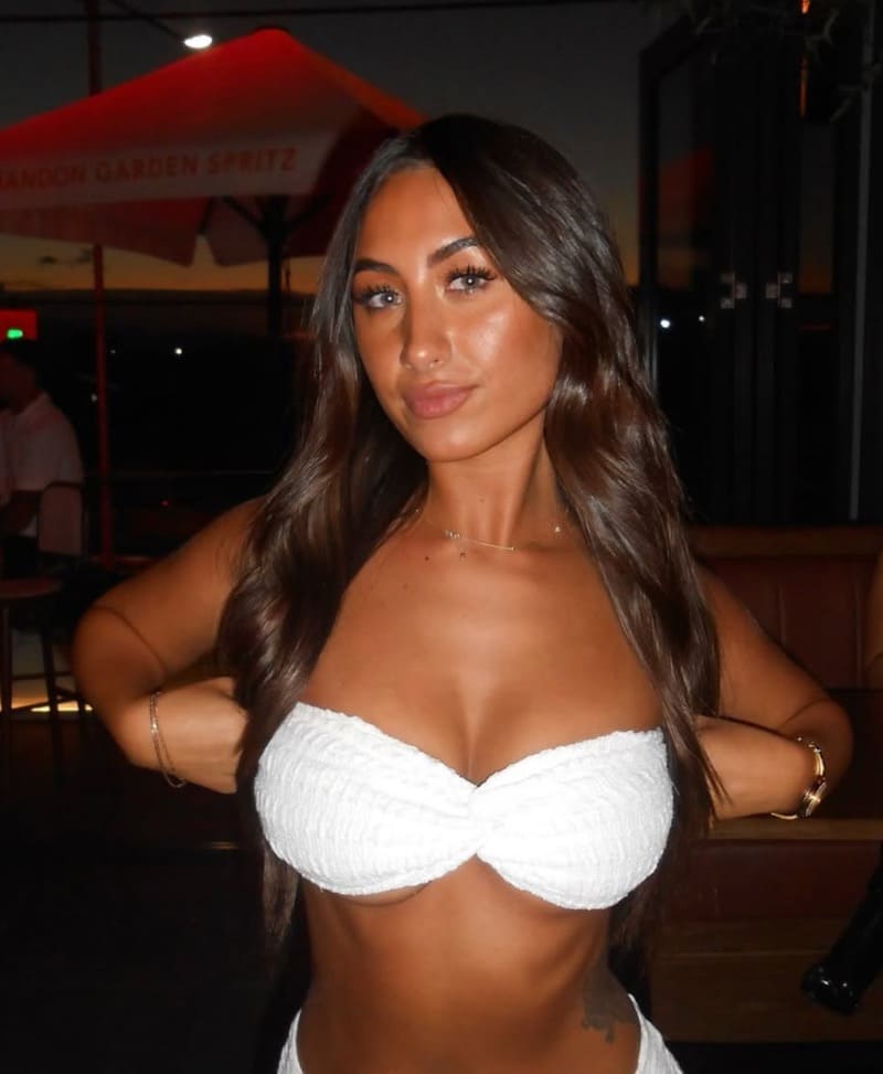 Shakiah in sexy wit topje