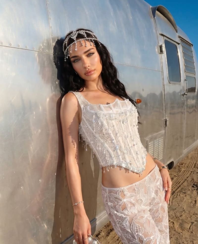 Michela in sexy witte outfit op coachella