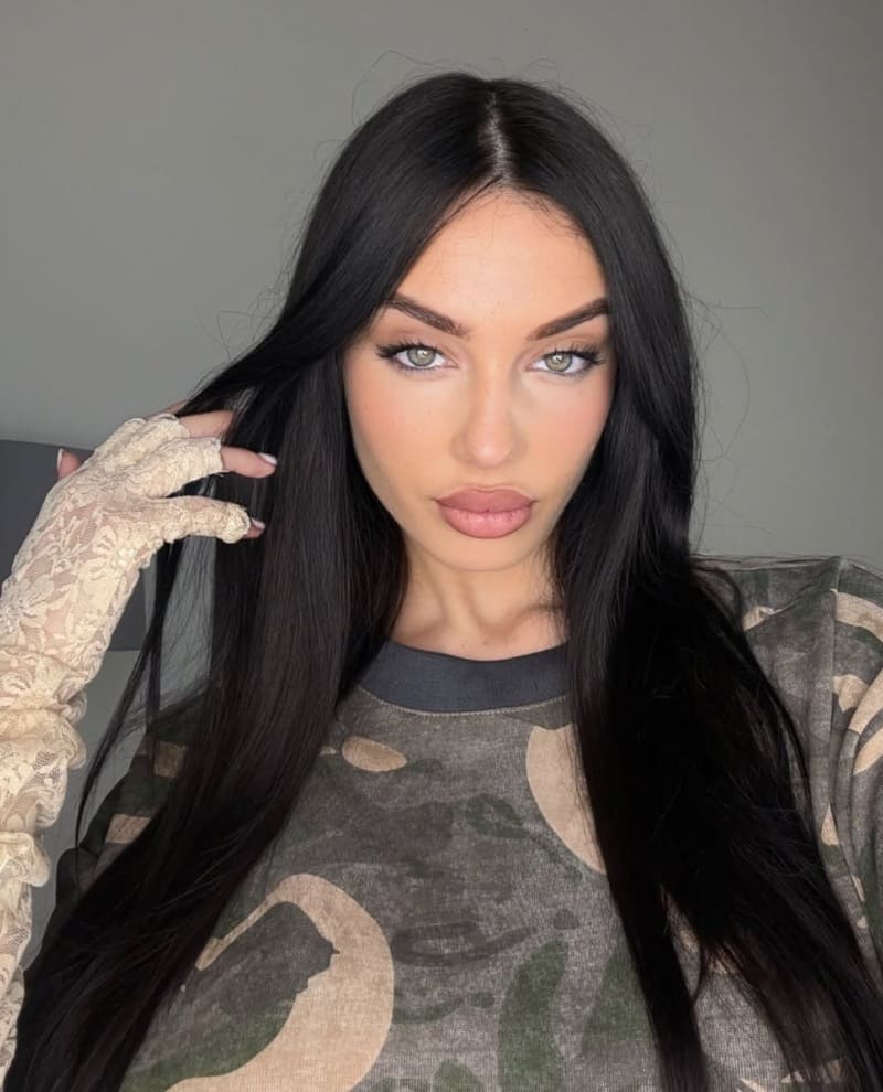 Michela in sexy zwart topje