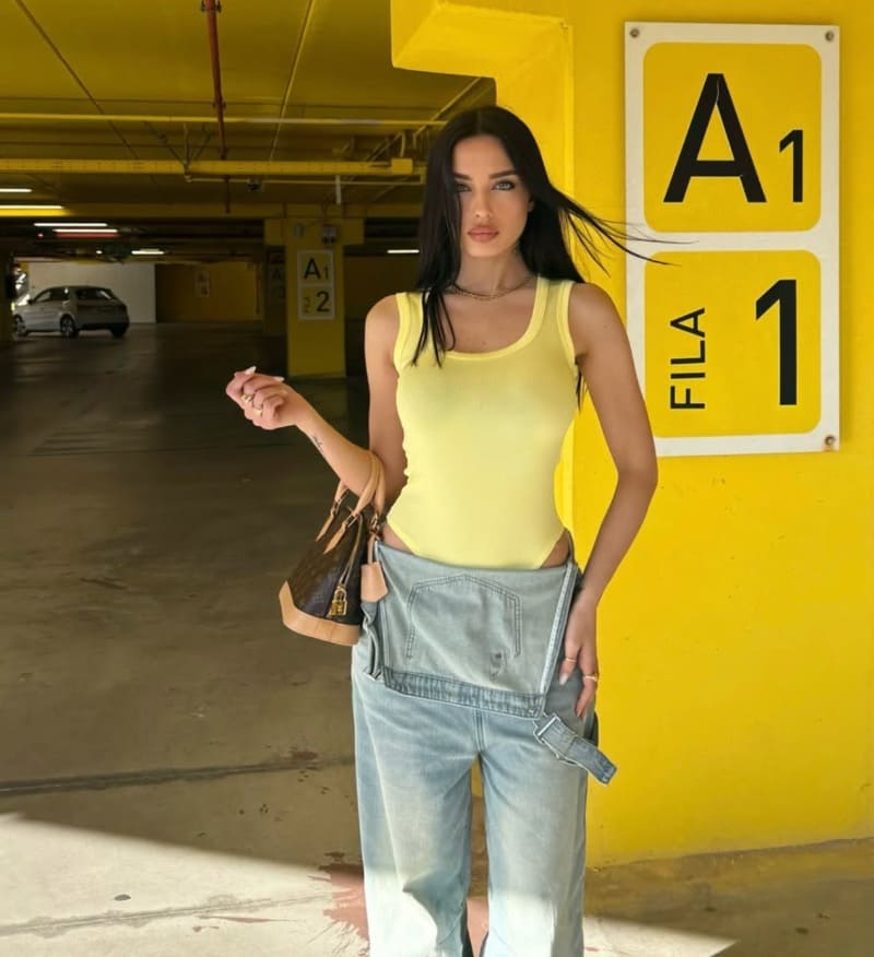 Michela in geel topje