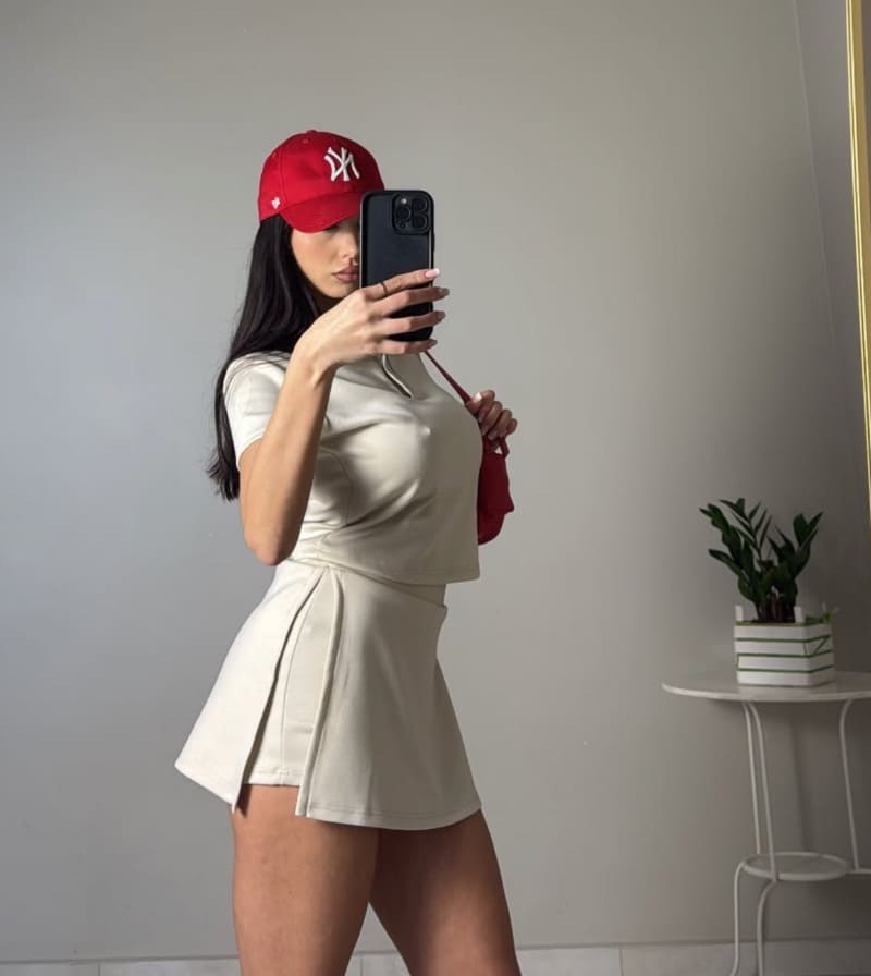 Sexy dame met rode pet