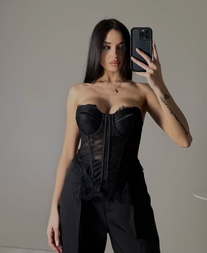 Michela in strakke zwarte outfit