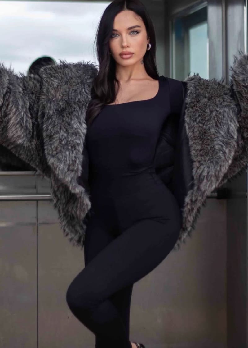 Sexy brunette met lange haren in grijze bontjas