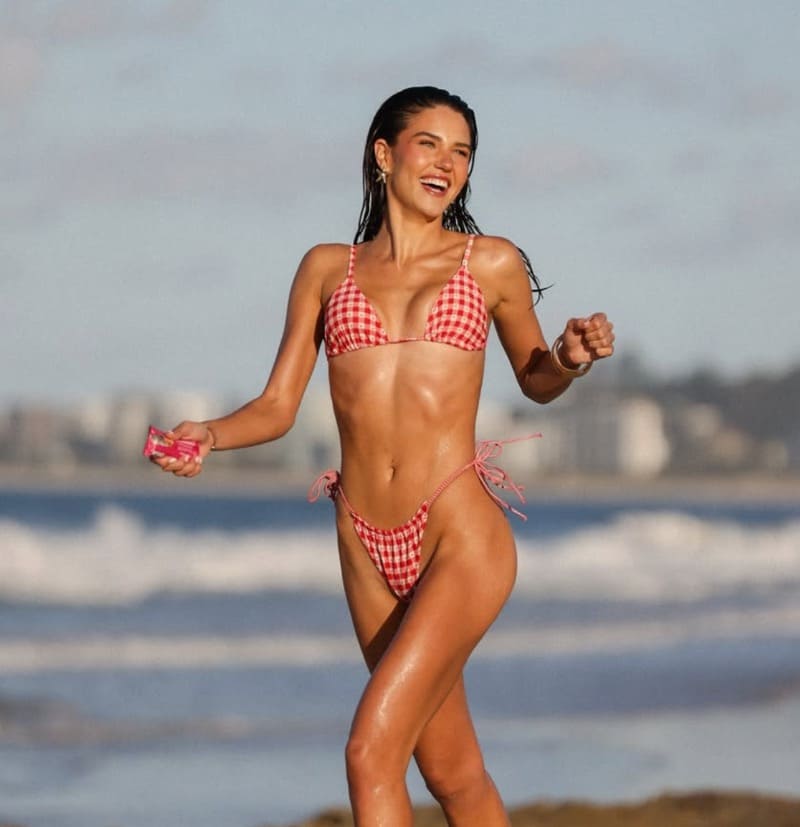 Kaiya in sexy bikini