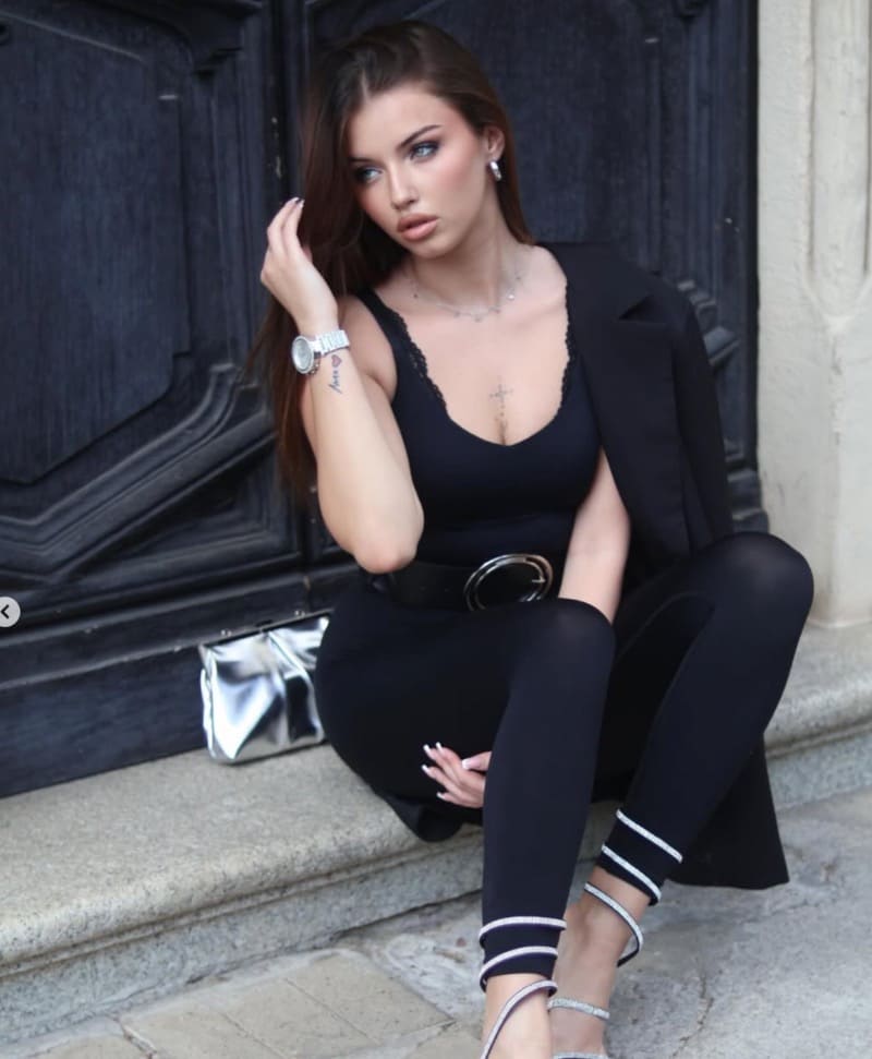 Elisa in sexy outfit