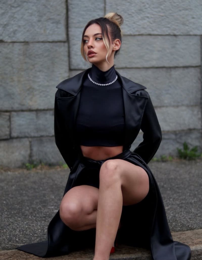 Rosaria in sexy outfit