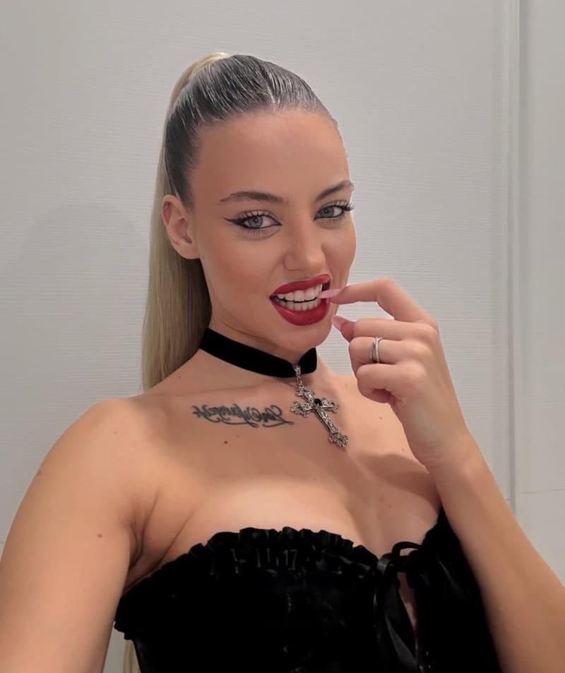 Sexy blondine met dikke tieten