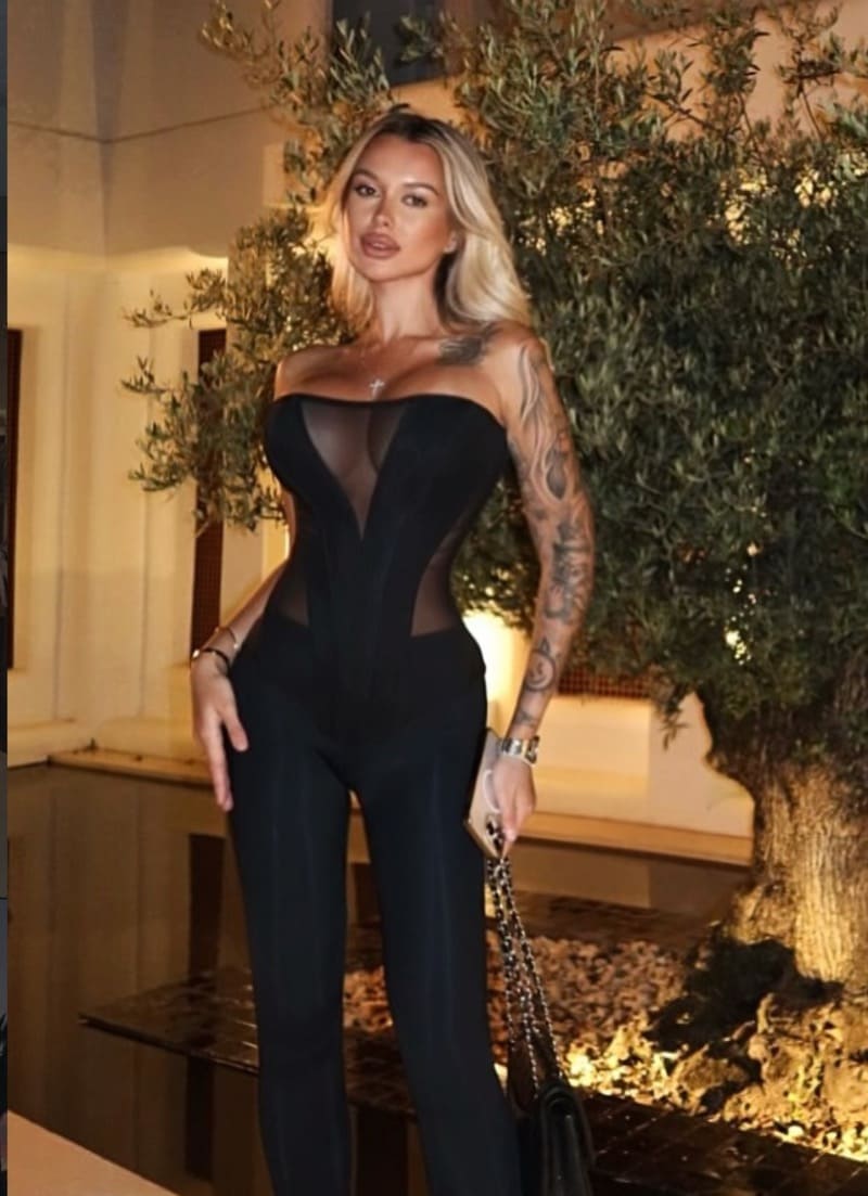 Lekker ding met dikke tieten en lange blonde haren