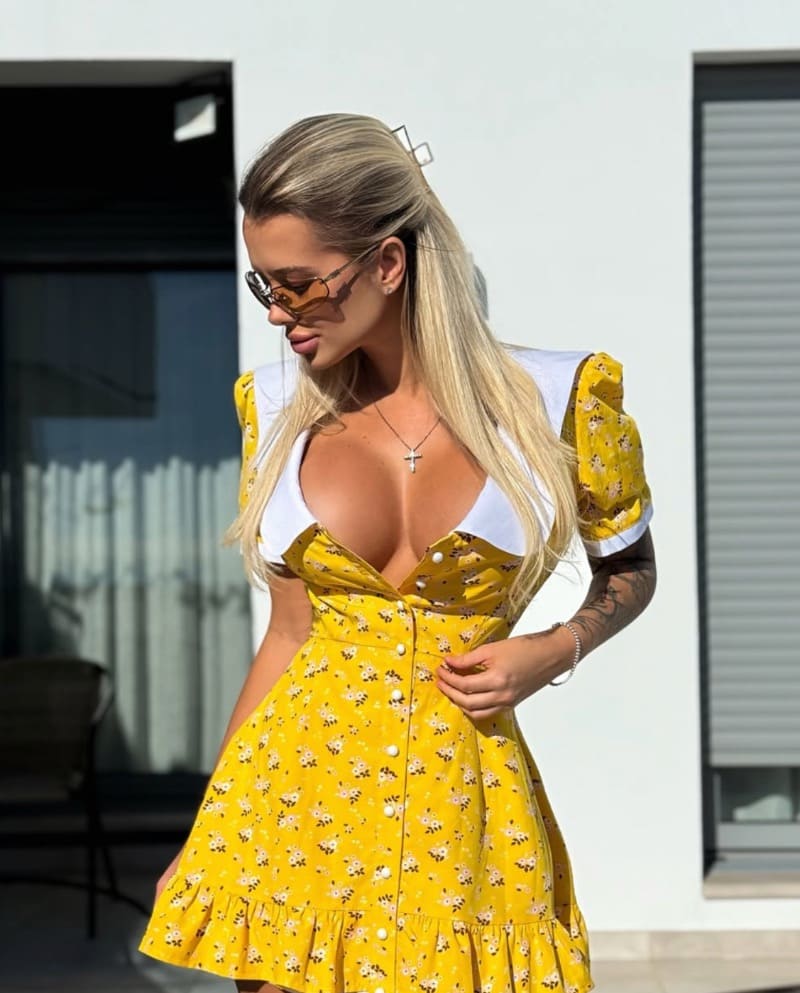 Anna met dikke tieten in gele jurk