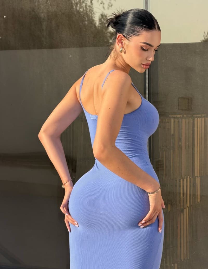 Melinda in sexy blauwe outfit